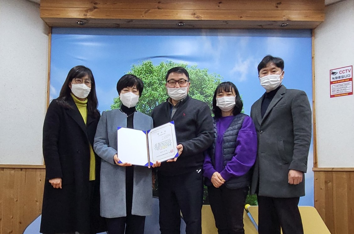 군산시청소년문화의집, 군산간호대학교 산학협력단에 감사장 전달에 대한 1번째 이미지입니다.