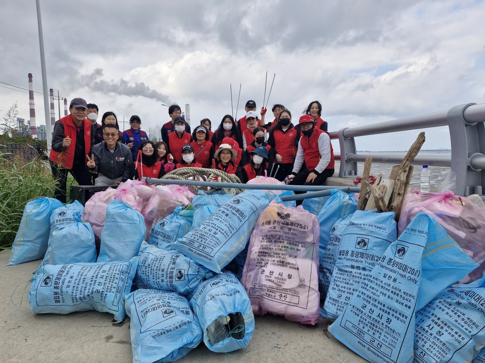 서해바다 플로깅(걸으며 주우며 지키며 나누며) 행사 펼쳐에 대한 2번째 이미지입니다.